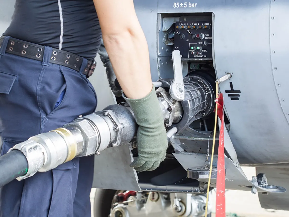 Refueler connecting a fuel nozzle to an aircraft